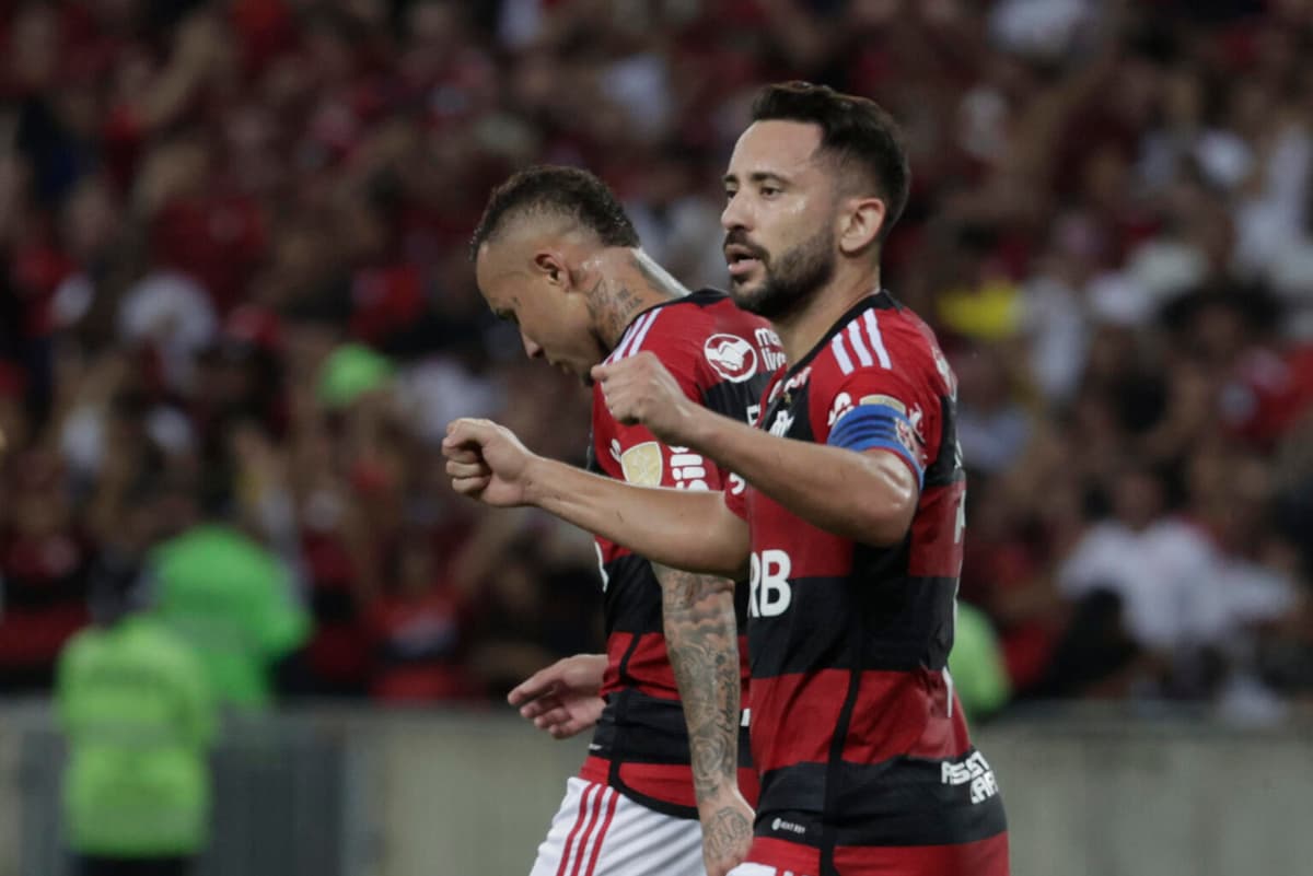 El mediapunta Everton Ribeiro, mundialista con Brasil, padece cáncer de tiroides