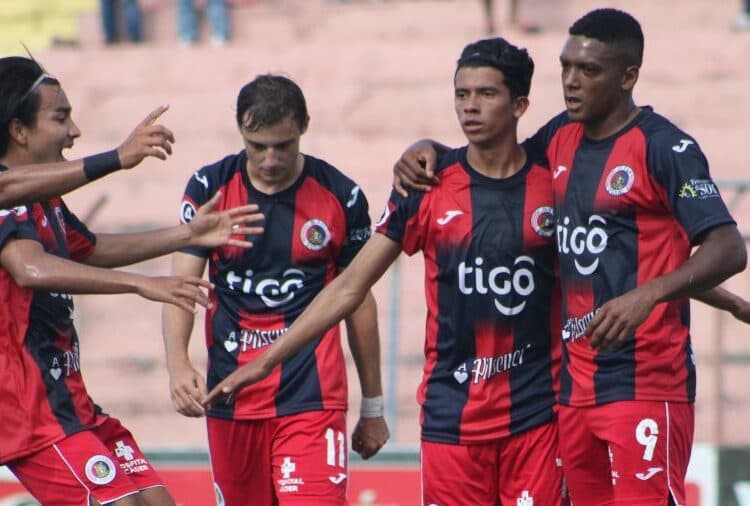 Mexicano Arias y colombiano Mojica, buscan su redención en El Salvador