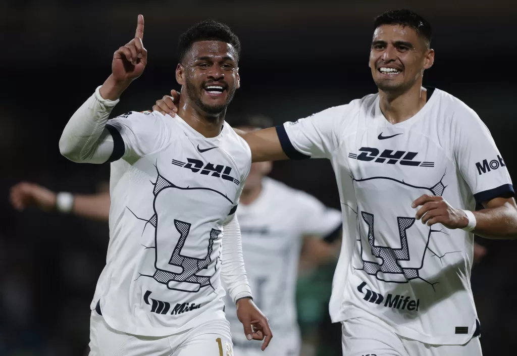 Los Pumas del argentino Lema vencen al América y se afianzan en zona de repesca