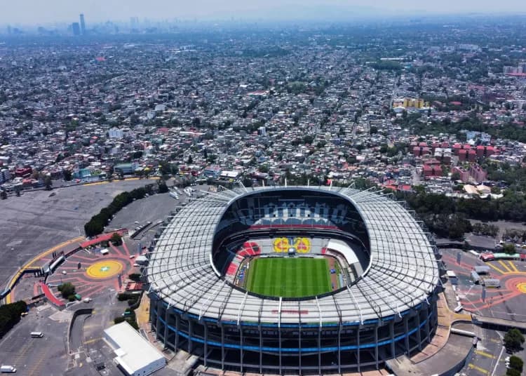 Edmílson y Pável Pardo anuncian el partido de leyendas México-Brasil en el Azteca