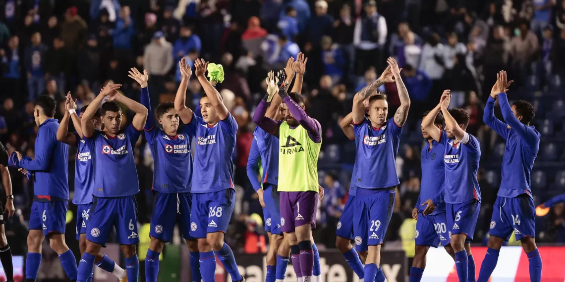 Cruz Azul lidera en México