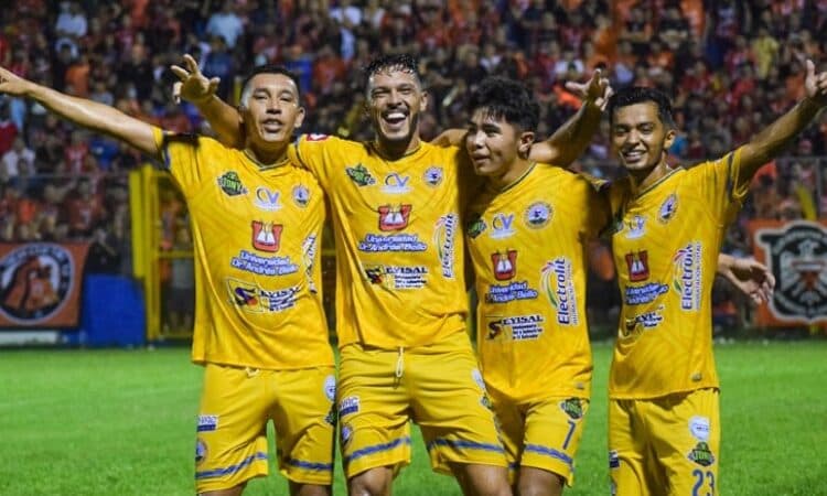 El Municipal Limeño del mexicano Landín se queda en solitario en la cima de la Liga salvadoreña