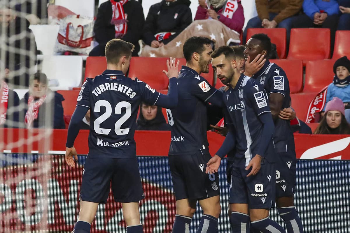 2-3. La Real remonta en la recta final y acerca al Granada a Segunda