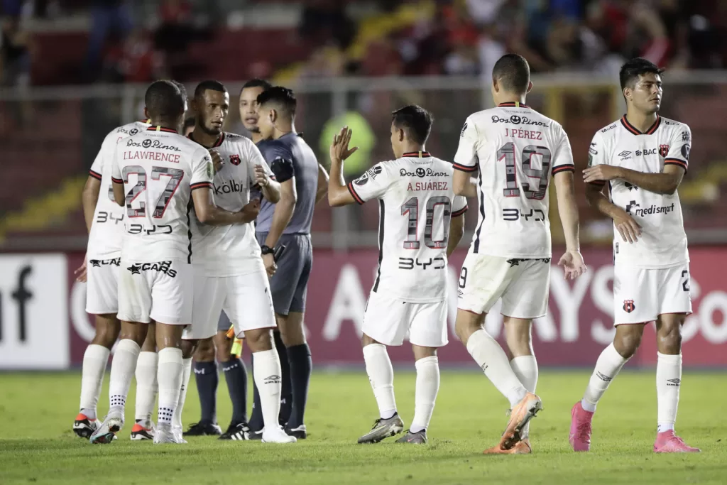 Alajuelense tras la hazaña de la remontada ante New England en el debut del técnico costarricense Guimaraes