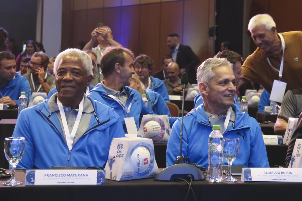 Técnicos llaman a rescatar valores del fútbol sudamericano y no a «copiar y pegar mal»