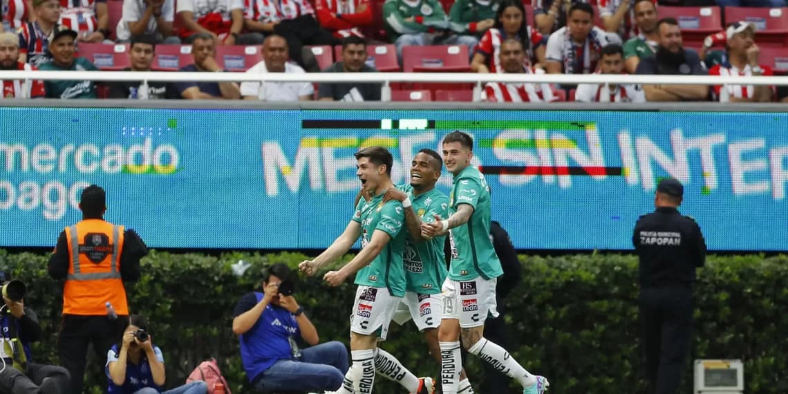 El uruguayo Viñas alcanza a los líderes goleadores en triunfo de León sobre el Guadalajara