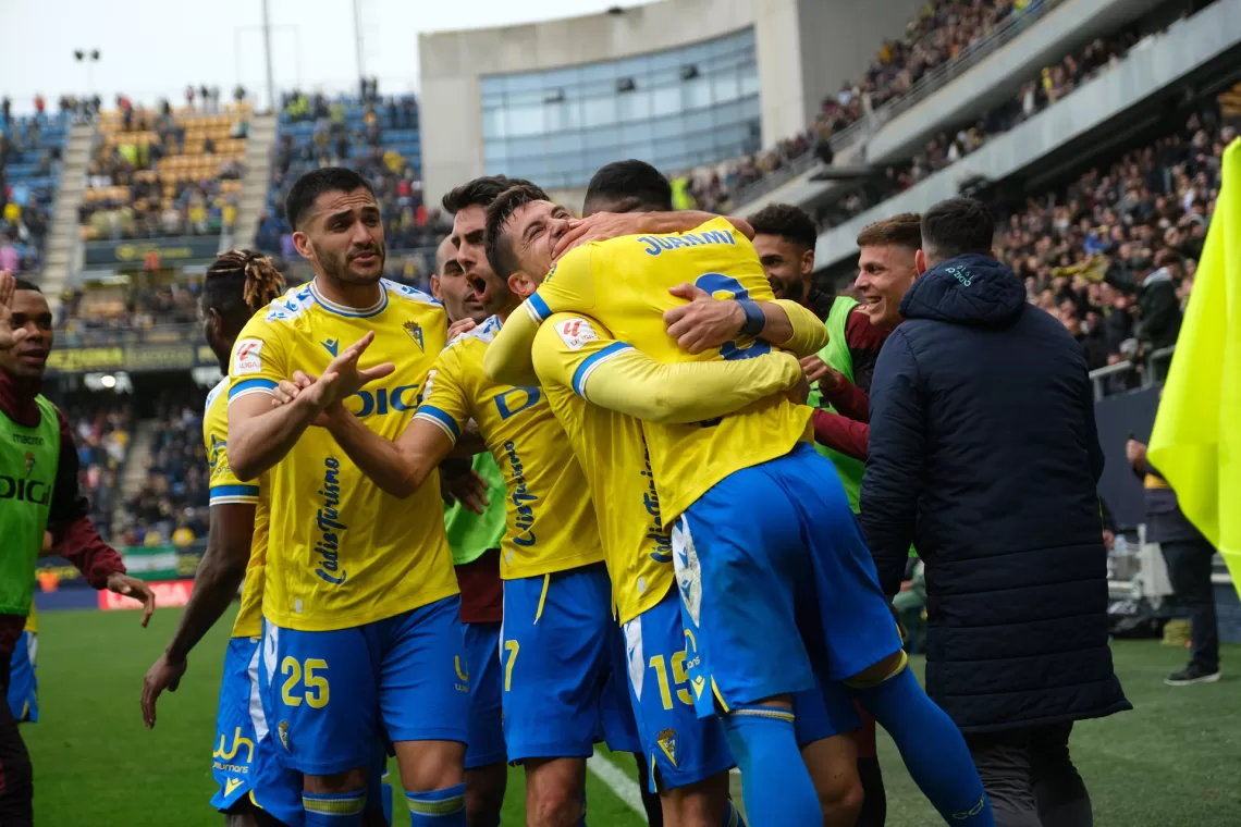 2-0. Un doblete del español Juanmi tumba al Atlético en Cádiz