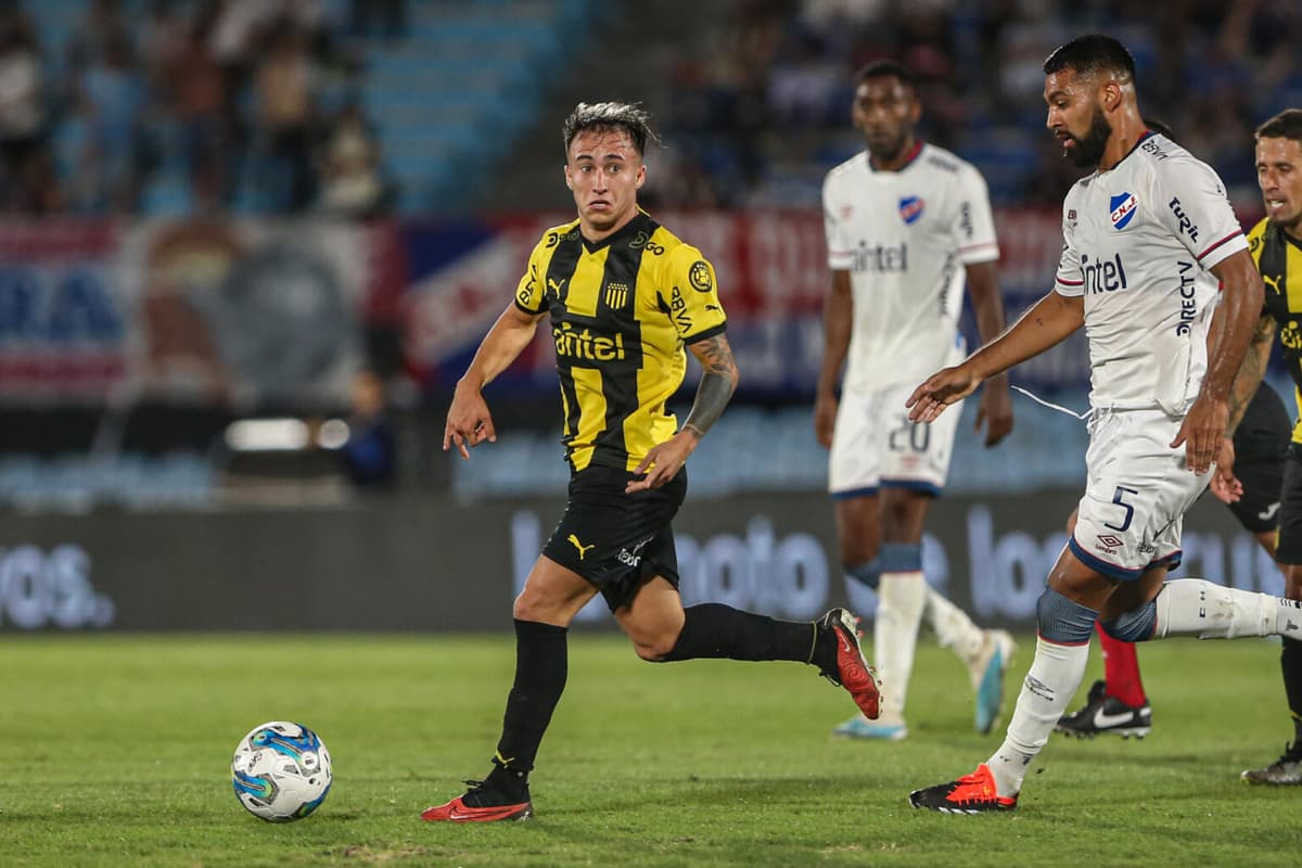 Peñarol golea y retiene la punta del Apertura uruguayo