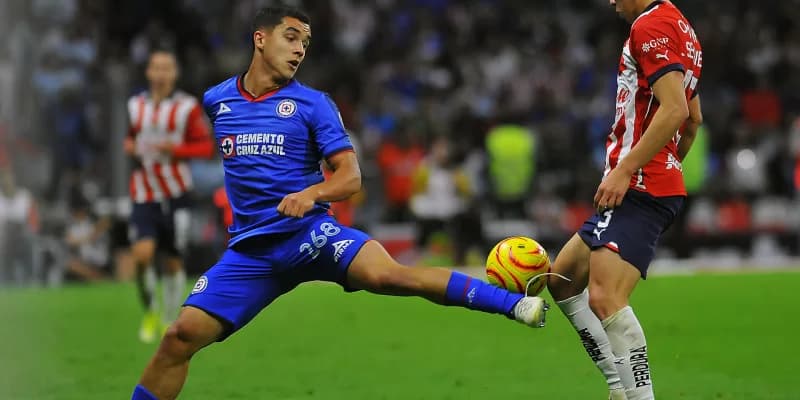 Cruz Azul golea a Guadalajara y asciende al primer lugar en México
