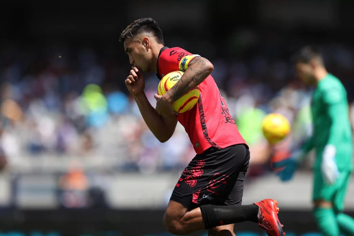 El colombiano Christian Rivera anota un triplete para darle el empate al Tijuana