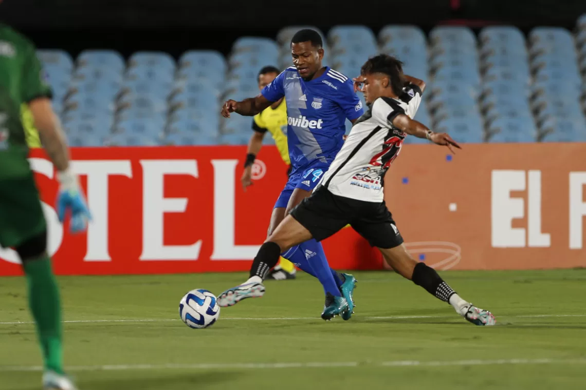 El argentino Ruiz falla un penalti para Emelec y Liga pasa a la final de la Copa Ecuador