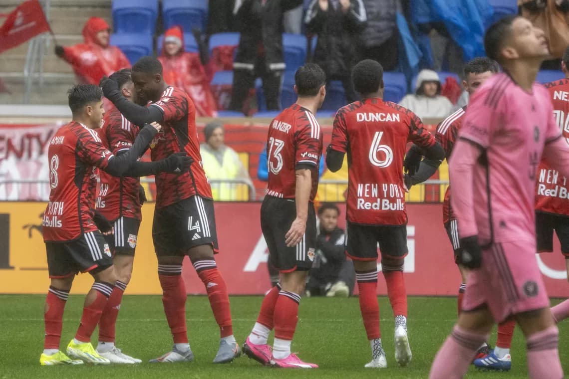 Las Chivas del argentino Milito debutan con derrota
