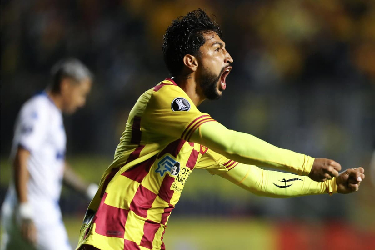 El paraguayo Alex Arce y el colombiano Jeison Medina anotan, pero Medina gana el duelo con el Aucas sobre la Liga de Quito