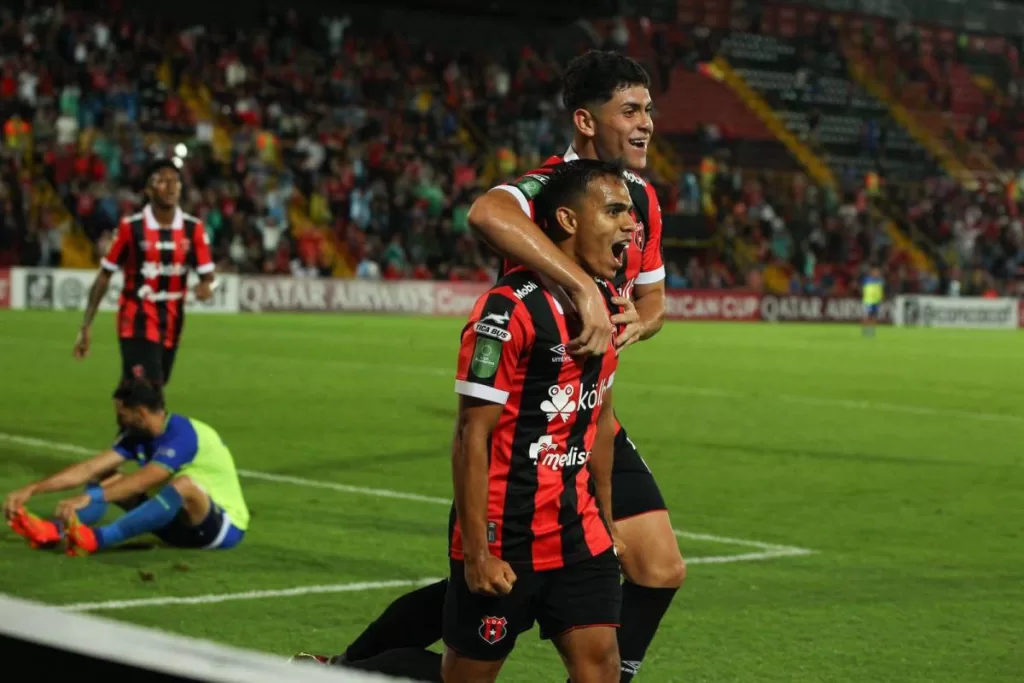 Saprissa le acorta distancia al líder Herediano con un gol del cubano Luis Paradela