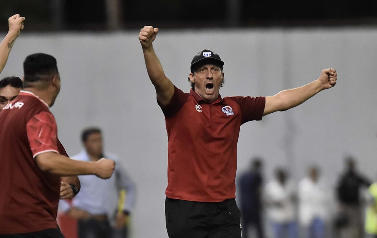 Olimpia, del argentino Troglio, sigue líder en Honduras y alarga a 44 partidos su invicto
