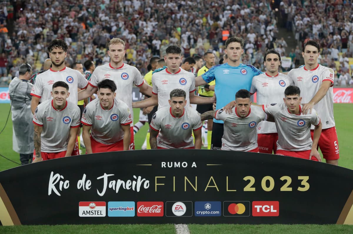 El paraguayo Nacional enfrenta a Argentinos Juniors con nuevo técnico en el banquillo