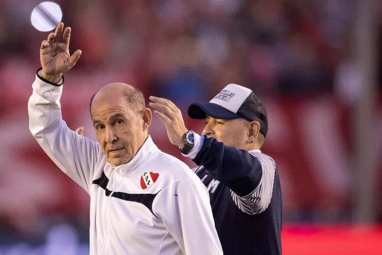 El argentino Ricardo Bochini, el gran ídolo de Independiente, respalda al cuestionado Carlos Tévez