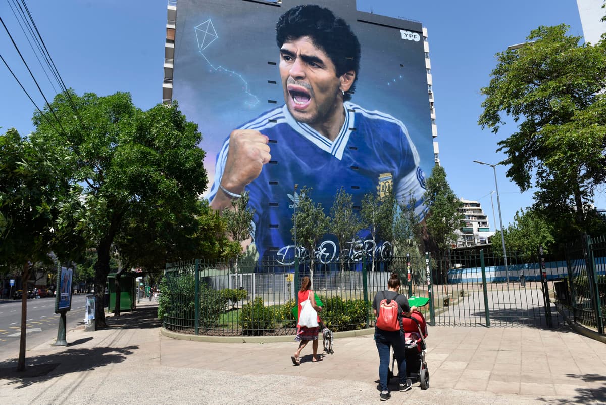 Nuevo informe forense sobre la muerte de Maradona pone en duda responsabilidad médica