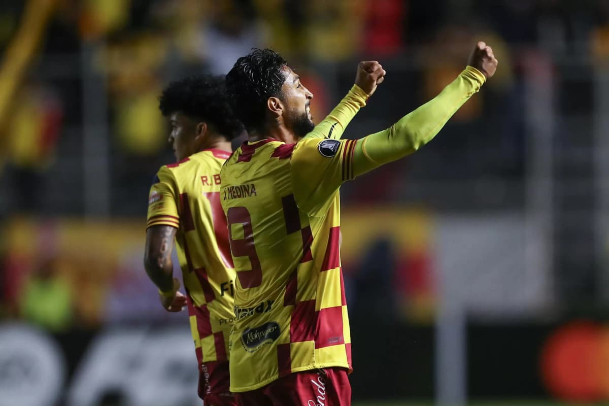 Aucas vapulea a Delfín con goles del boliviano Miranda y los paraguayos Montenegro y Rolón
