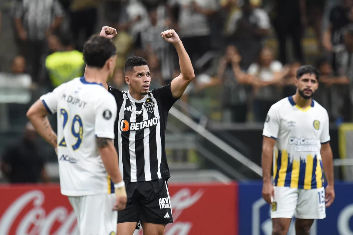 2-1. Mineiro se esmera para vencer a un combativo Rosario Central y es líder del grupo G