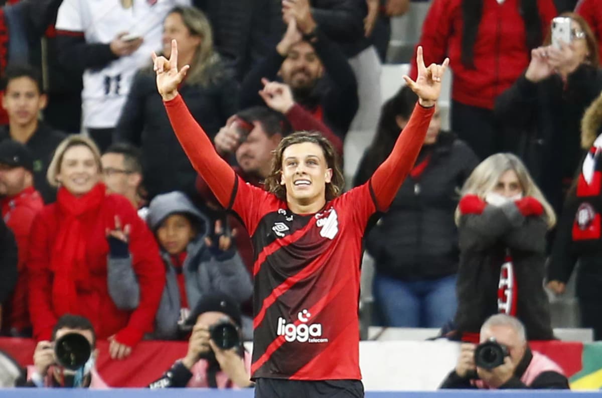 Athletico Paranaense, primer líder en un inicio de la Liga brasileña de fútbol cargada de polémica arbitral