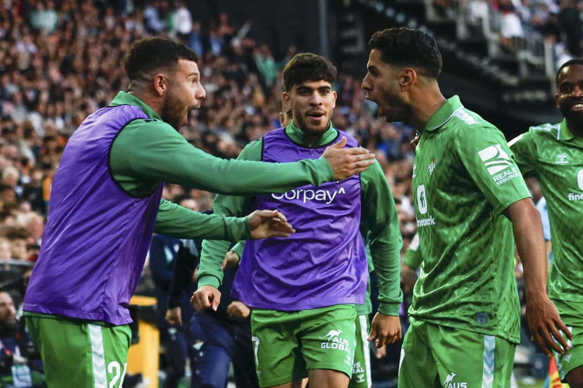 1-2. El español Ayoze adelanta al Betis en la lucha con el Valencia por Europa