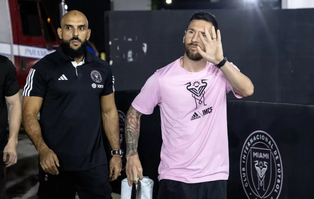 Cientos de mexicanos ovacionan al argentino Messi a su llegada a Monterrey