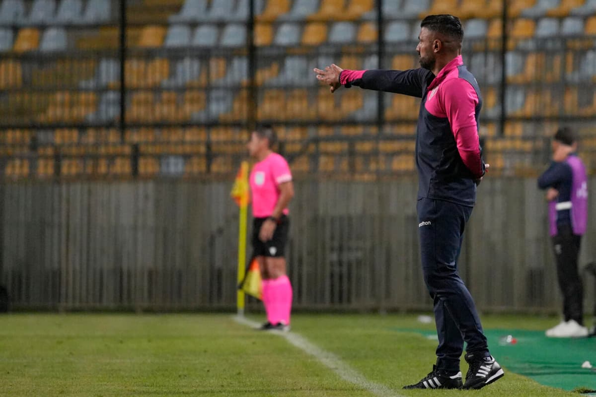 El técnico argentino Gandolfi deja Independiente del Valle tras perder finales en Ecuador