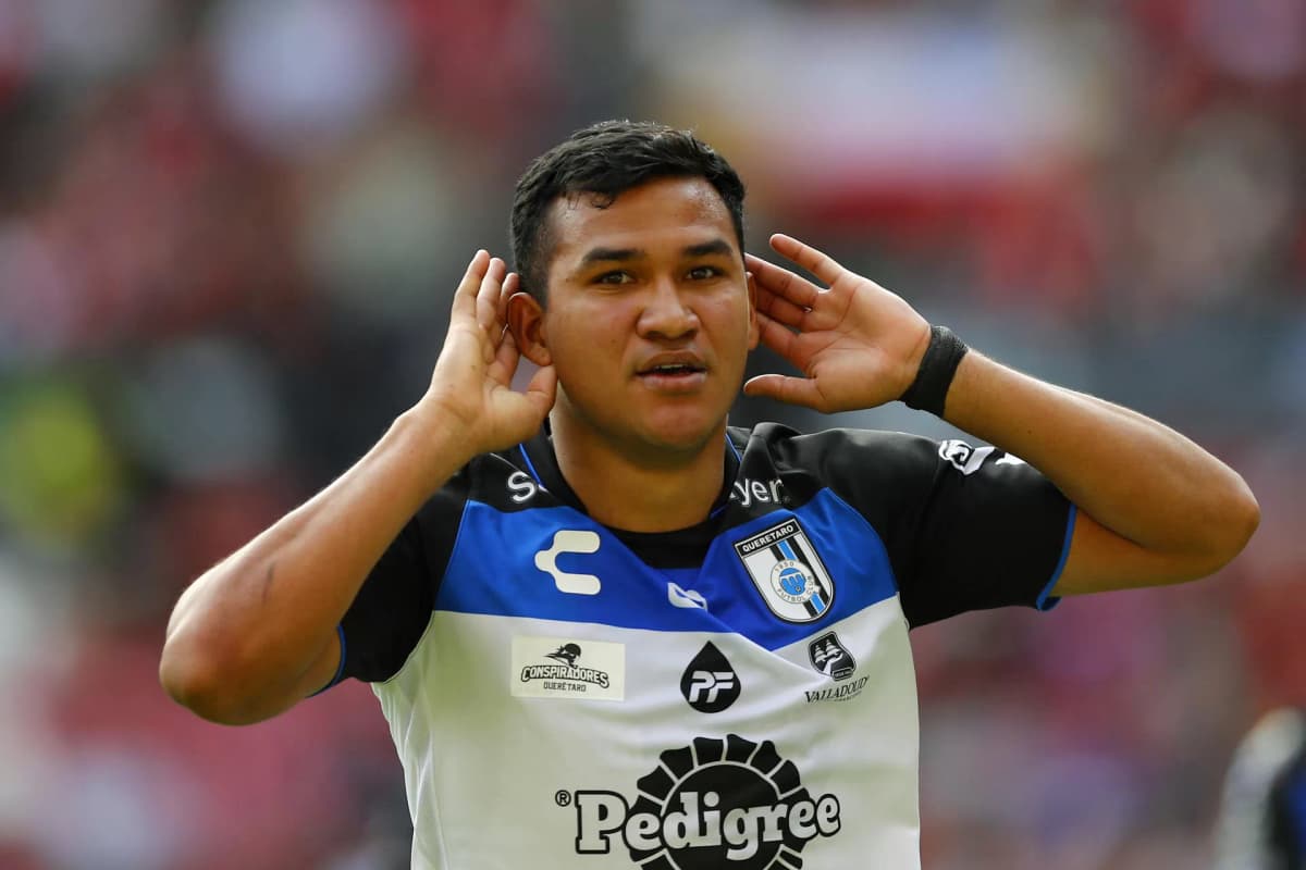 El venezolano Samuel Sosa anota un gol en triunfo del Querétaro sobre el León