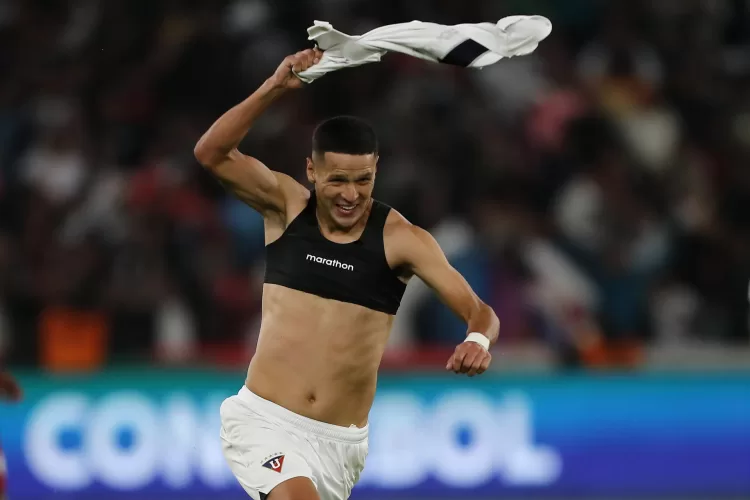 Goles del paraguayo Arce hacen olvidar al peruano Paolo Guerrero en Liga de Quito ante debut con Universitario