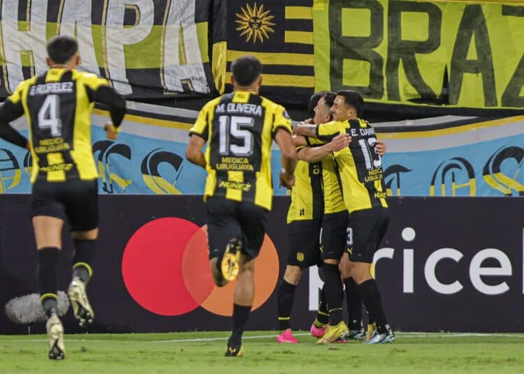 Peñarol consigue una nueva victoria y se mantiene en la cima del torneo Apertura