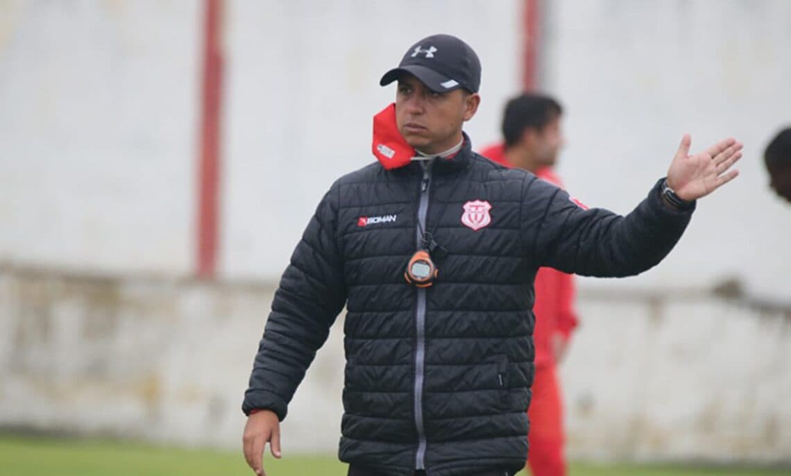 Lamentable debut del colombiano Juan Pablo Buch como técnico de Delfín SP  