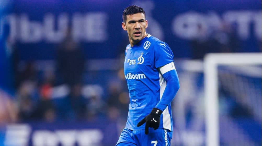 Dos goles del paraguayo Valbuena colocan al Dinamo al borde de su primera liga desde 1976