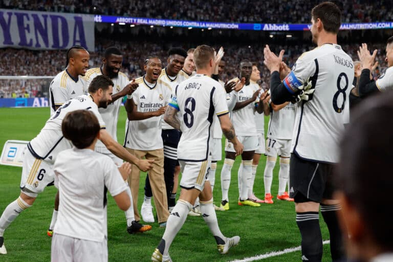 El Santiago Bernabéu se rinde a Kroos en su despedida