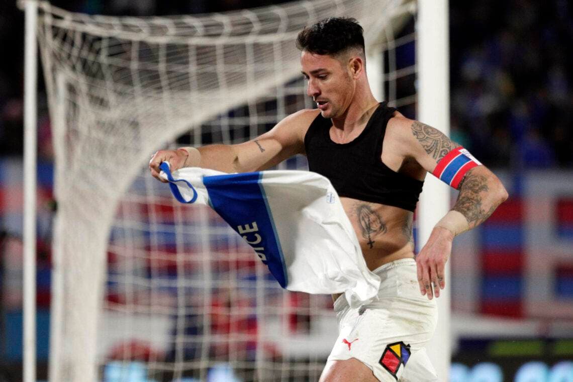 Una chilena del argentino Zampedri le da triunfo a la Católica y acaba con el invicto de la ‘U’ en el fútbol de Chile