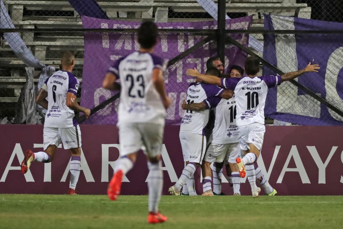 Fénix golea a Nacional y Peñarol ve despejado el camino al título del fútbol en Uruguay