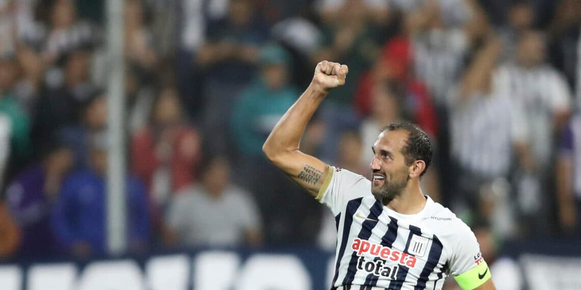 Alianza Lima anuncia la salida del argentino Hernán Barcos