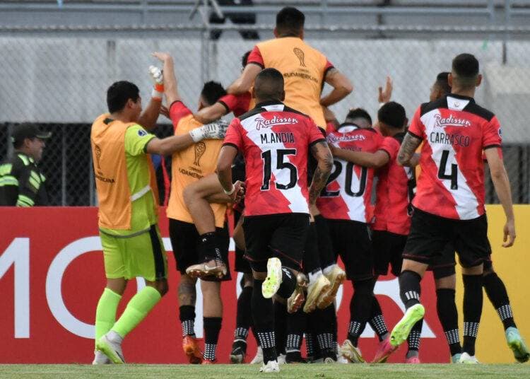 2-1. Los bolivianos Galindo y Álvarez mantienen a flote a Nacional Potosí en la Copa Sudamericana