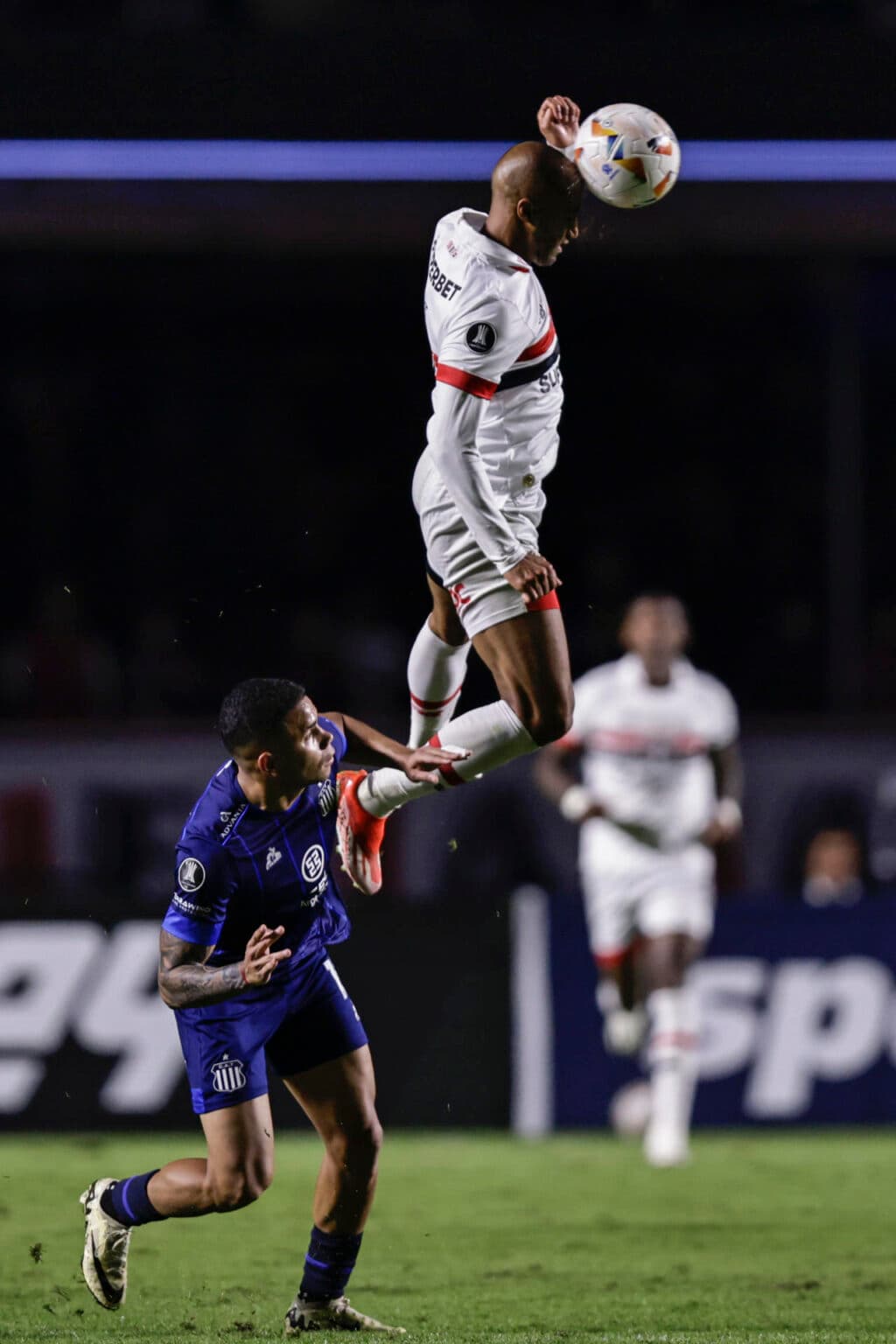 2-0. São Paulo le birla el liderato a Talleres en un partido con tángana y polémica