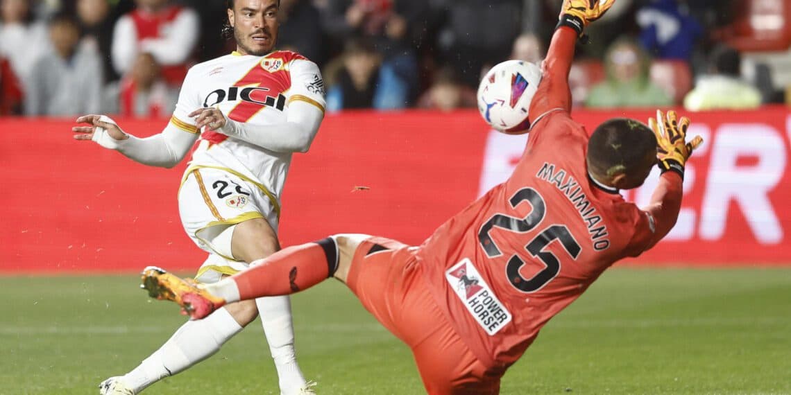 0-1. El Almería asalta Vallecas con Luis Maximiano de héroe