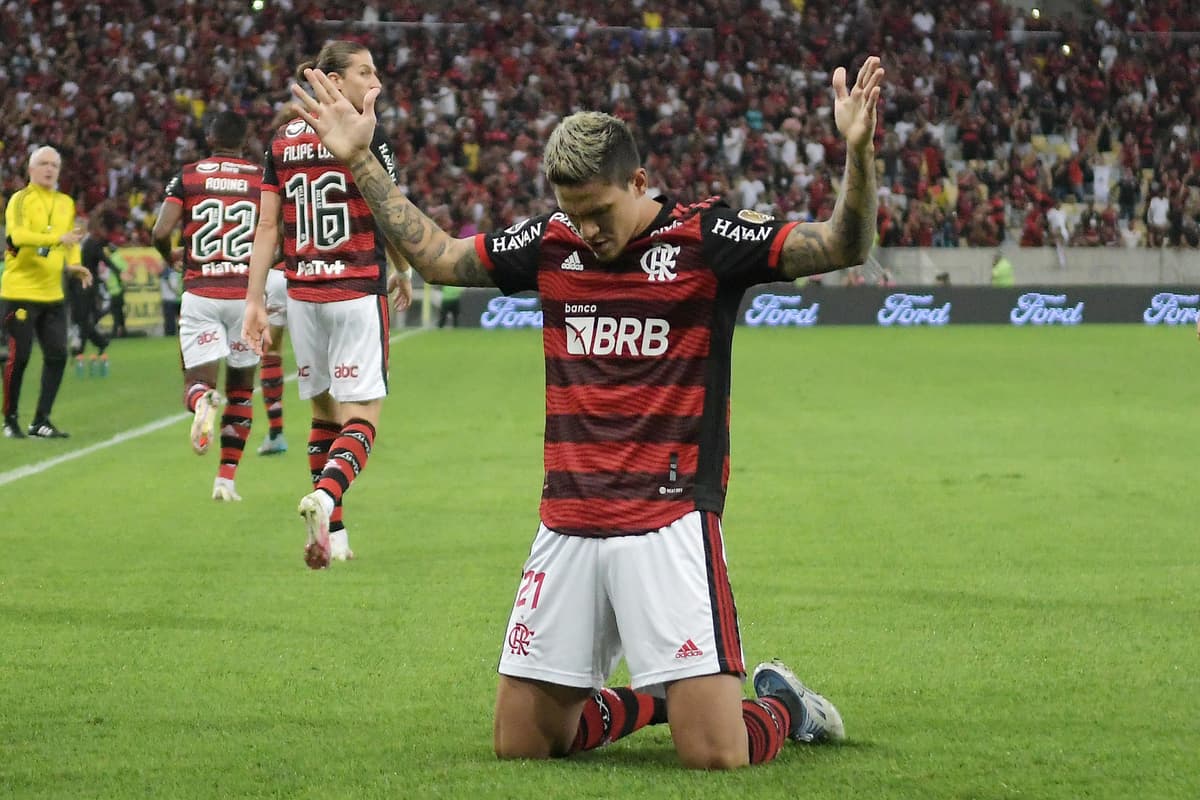 Flamengo despierta del letargo, vence a Corinthians y alcanza el liderato provisional