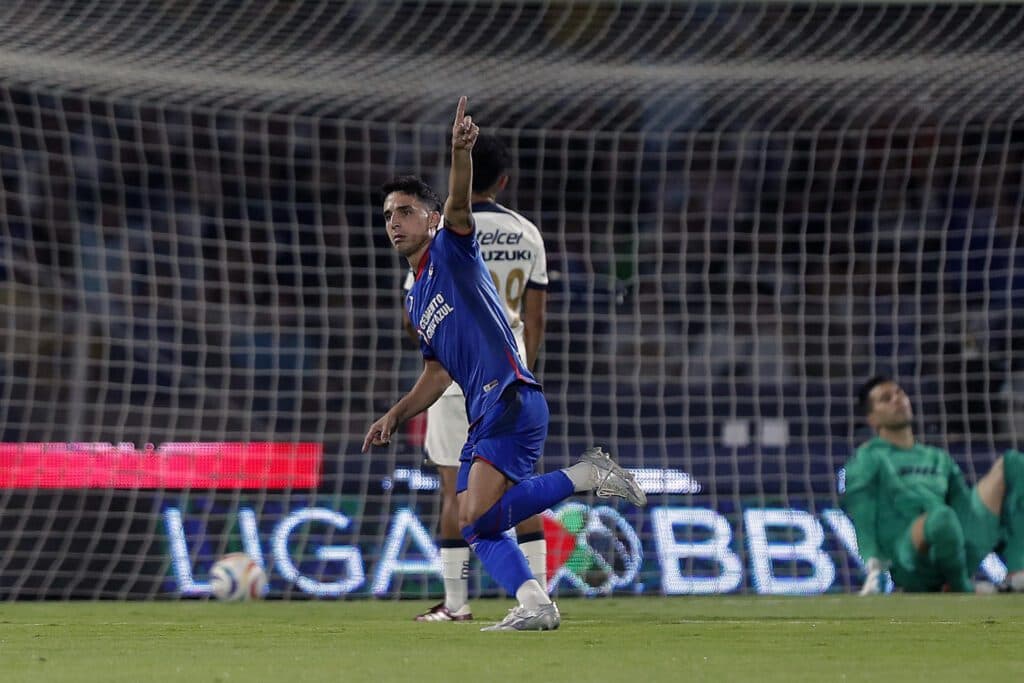 El uruguayo Rivero y el argentino Faravelli le dan triunfo al Cruz Azul sobre los Pumas
