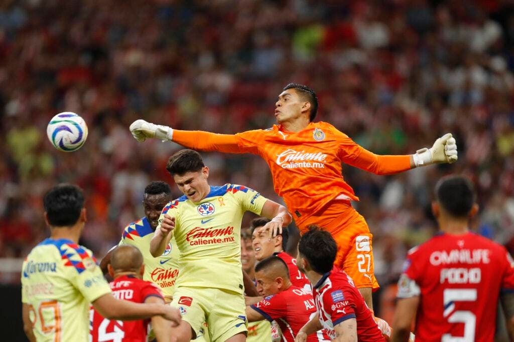 El mexicano Raúl Rangel gana terreno para ser titular en el Mundial ante la mirada de Aguirre