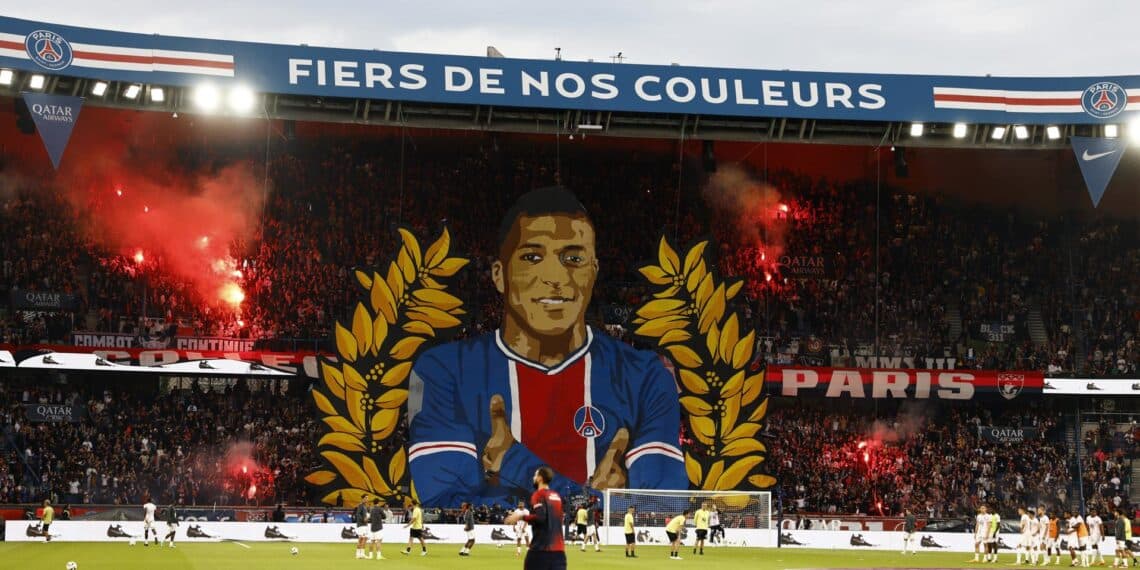Mbappé se despide del Parque de los Príncipes con cariño de la grada e ignorado por el PSG