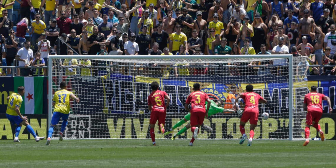 1-0. El Cádiz se aferra al milagro