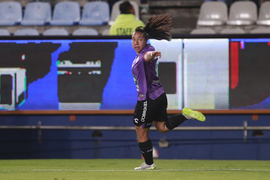 La mexicana Charlyn Corral sella el pase de Pachuca a las semifinales del fútbol femenino