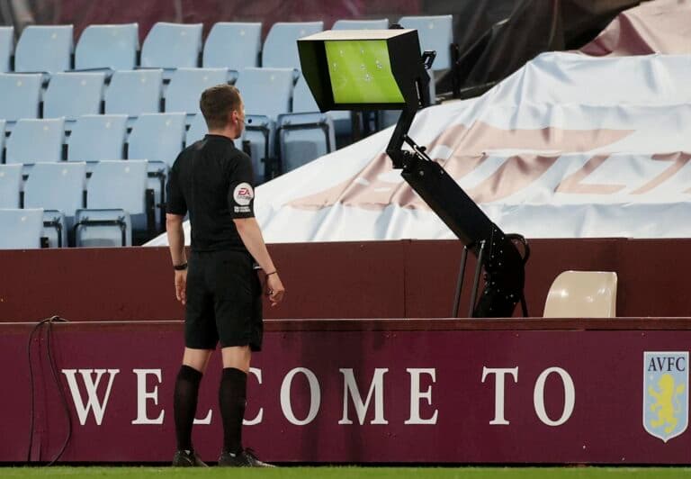 La Premier League se inclina a mantener el VAR