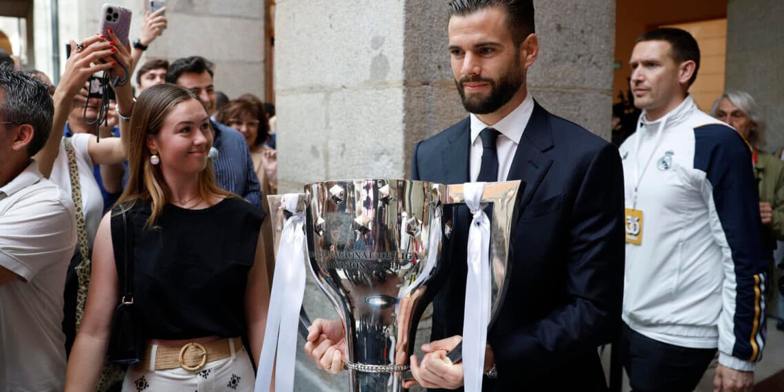 El Real Madrid recibe el trofeo de su trigésimo sexta Liga e inicia las celebraciones