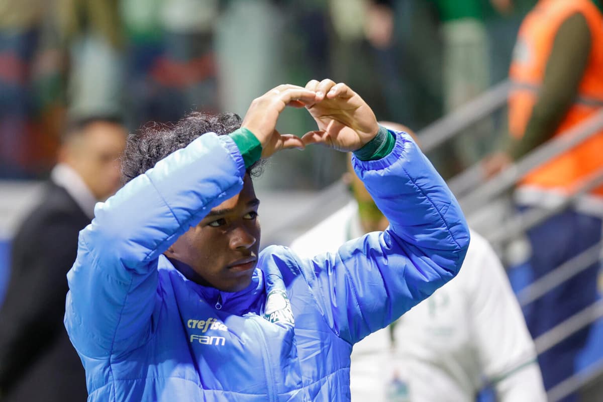 Brasileño Endrick se emociona con el homenaje de la afición en su último partido con el Palmeiras