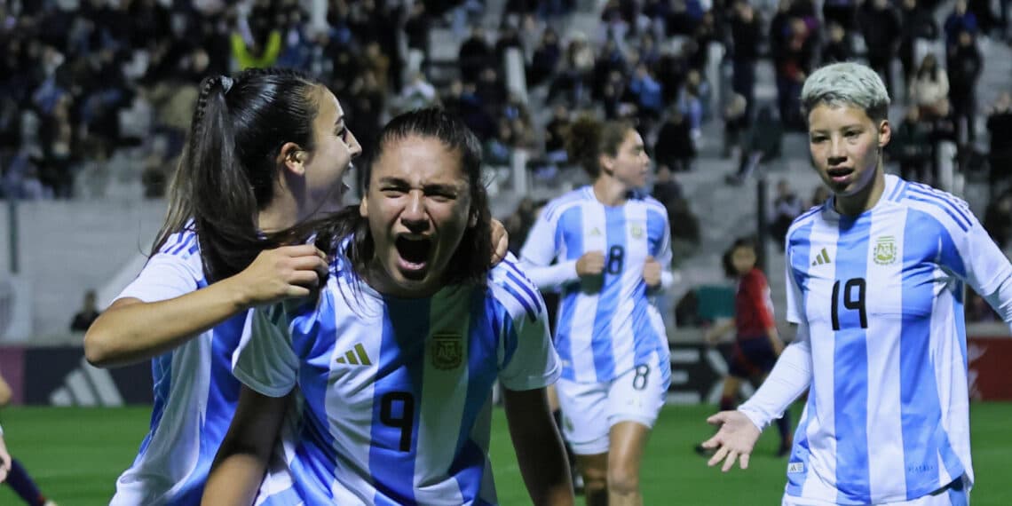 Argentina vence a Costa Rica y demuestra su poderío a balón parado